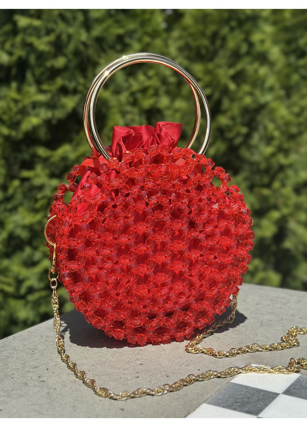Жіноча кругла сумка з намистин ручної роботи з ланцюжком червона No Brand (362136997)