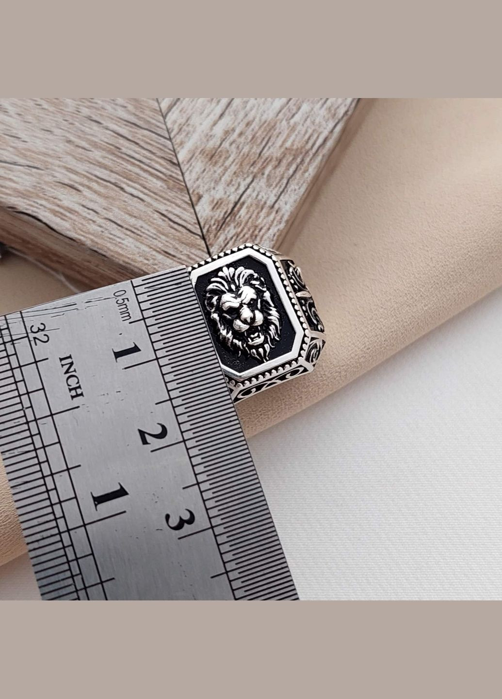 Печатка срібна чоловіча Лев з чорною емаллю та об'ємним орнаментом з боків, розмір No Brand (316398387)