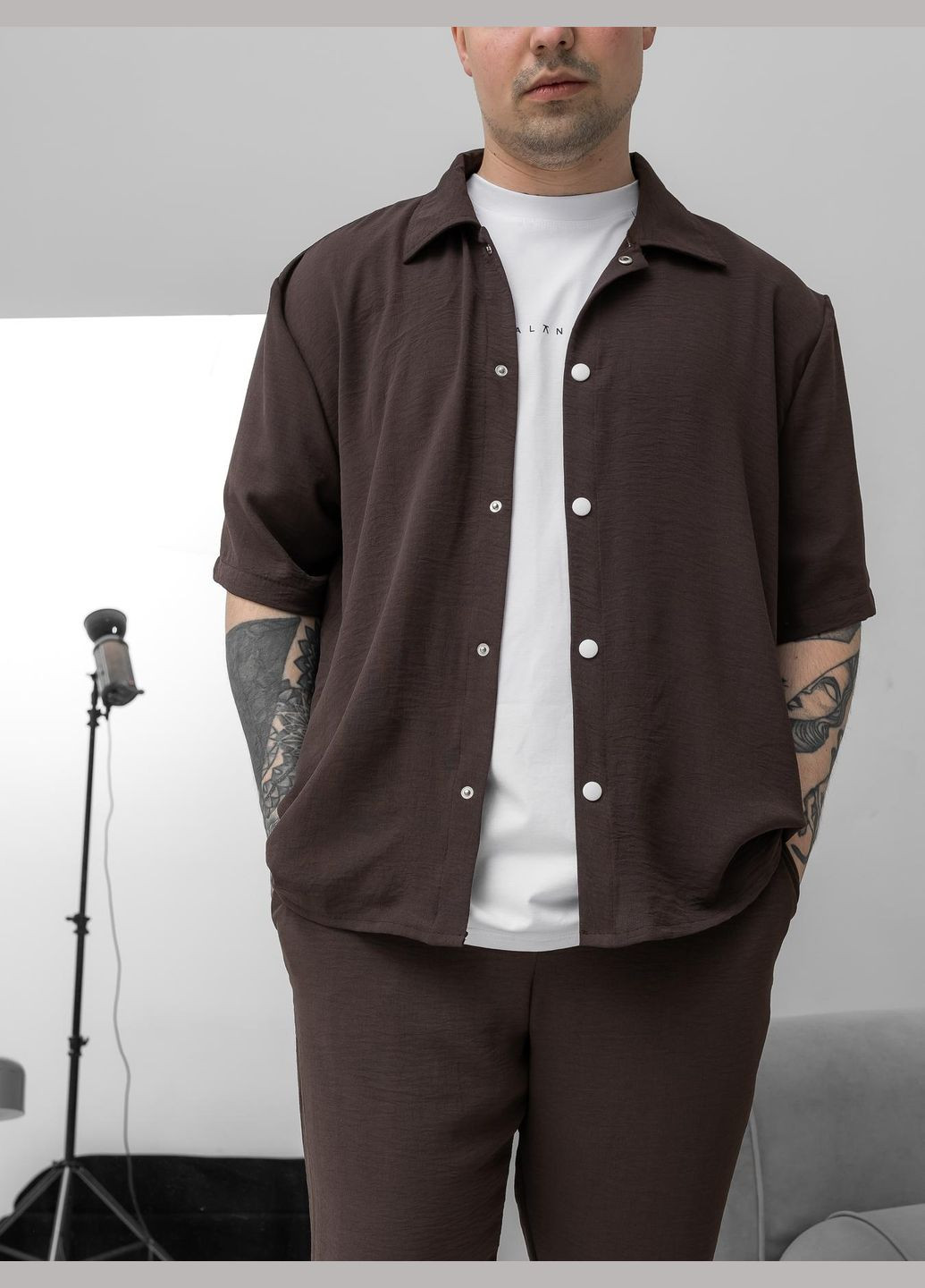 Коричневий літній стильний чоловічий костюм на літо з сорочкою, з шортами Vakko
