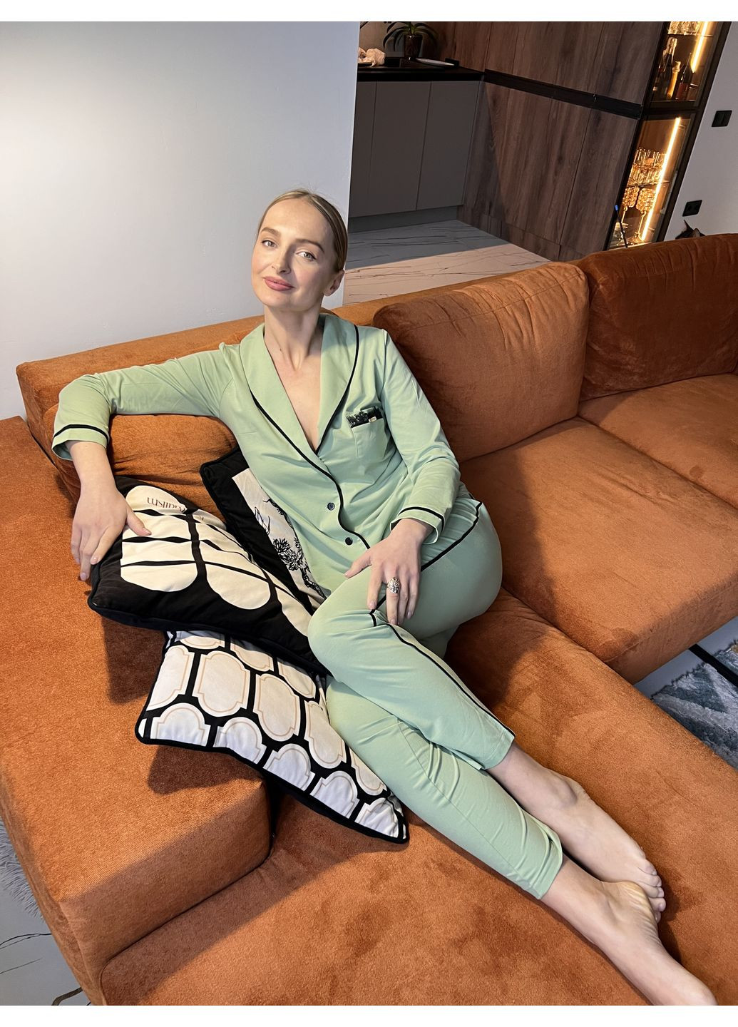 Зелена всесезон жіноча піжама зеленого кольору з чорним кантом кофта + брюки ORA