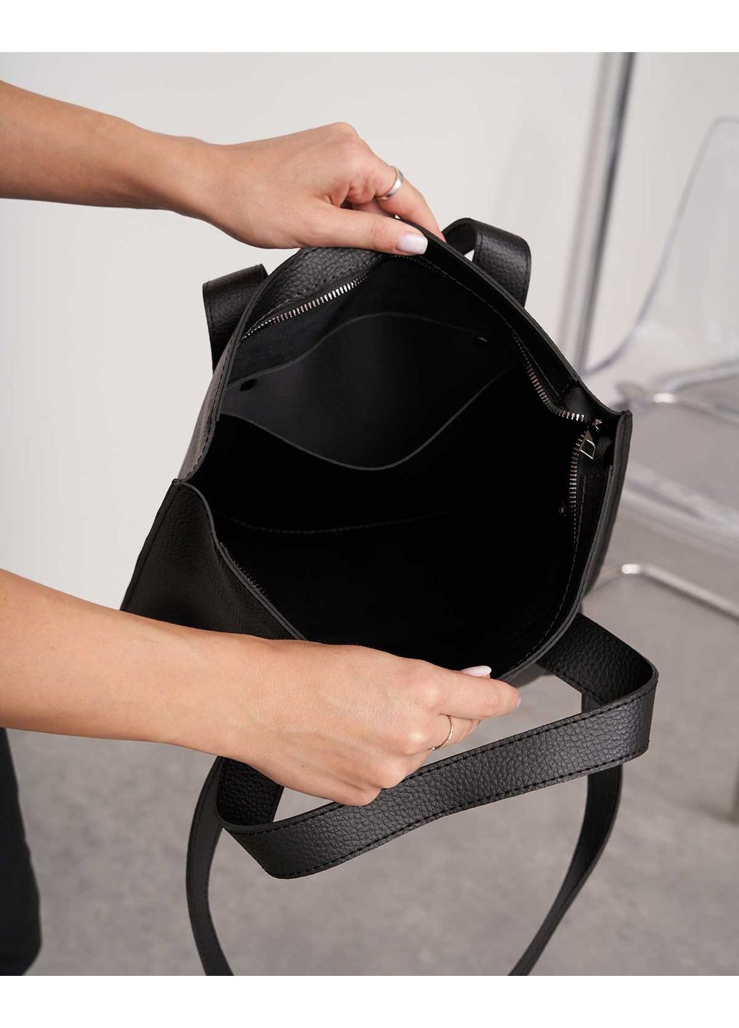 Жіноча сумка чорна з екошкіри молодіжна м'яка сумочка з блискавкою для повсякденного використання ProDobro (367264471)