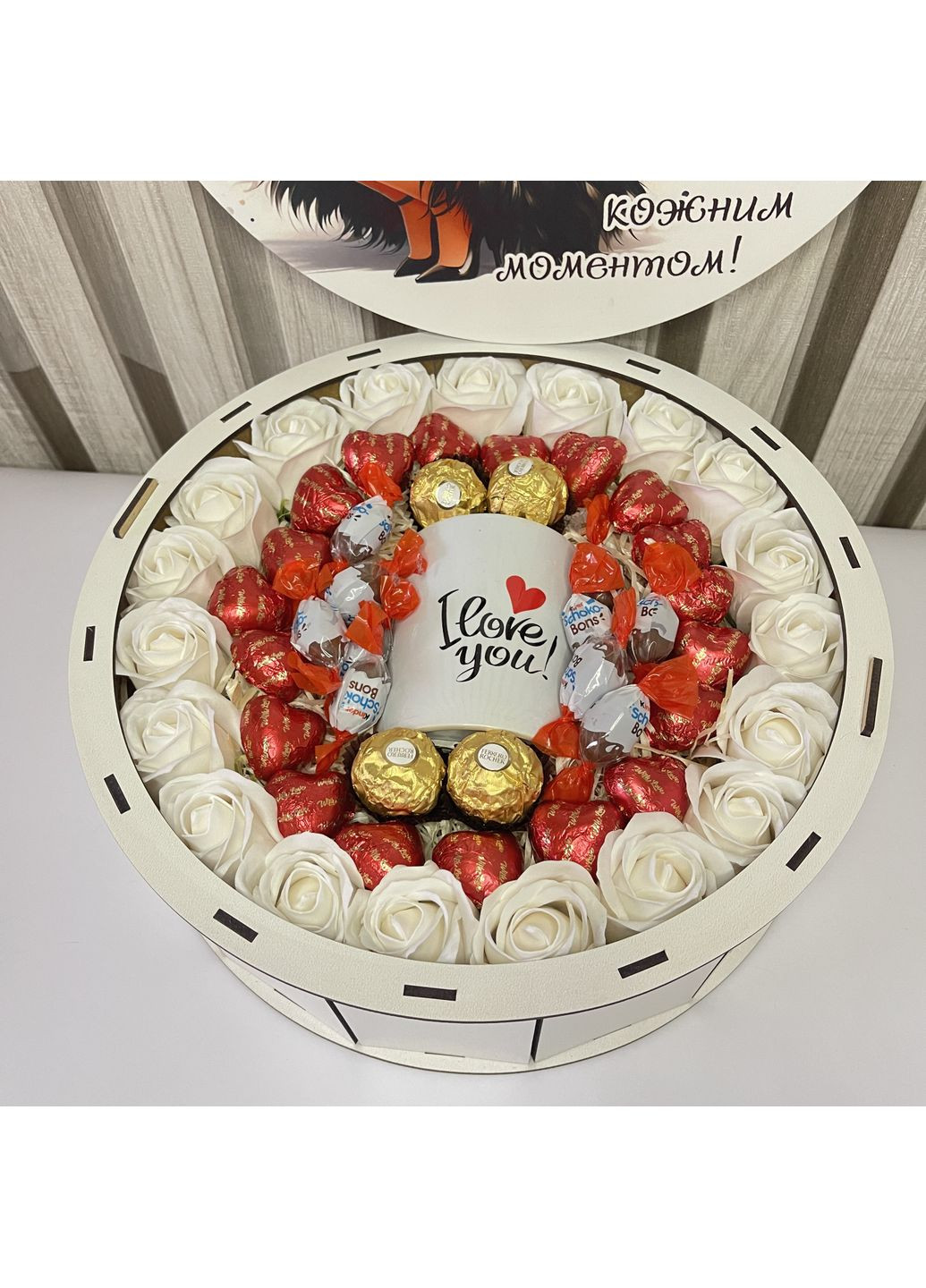 Подарунковий бокс в дерев'яній коробці у формі кола з мильними трояндами, чашкою та солодощями No Brand (354820434)