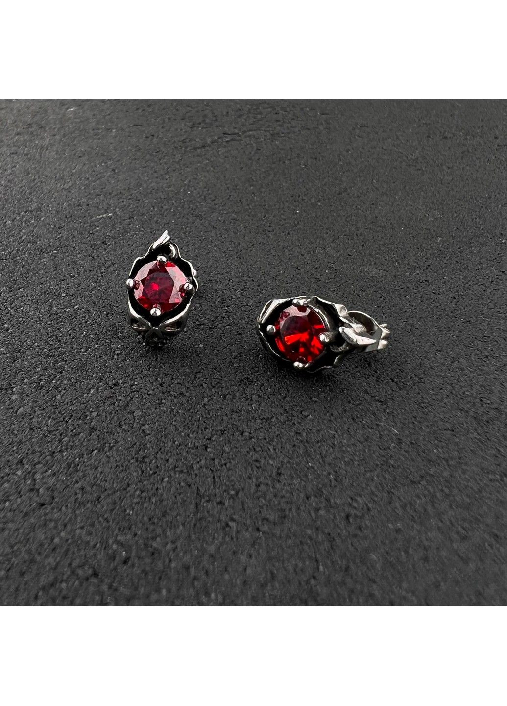 Готичні сережки череп з червоним каменем із медичної сталі ES-041 No Brand (299330609)