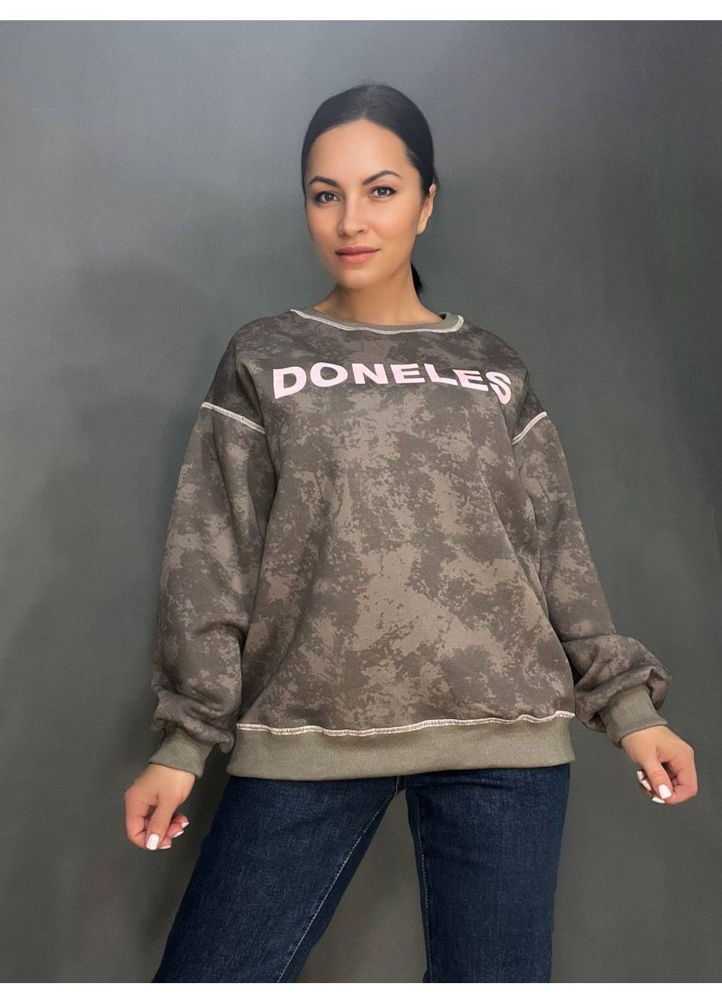 Темно-коричневый свитшот женский joy one 1732 удлиненный оверсайз вареный тай-дай с надписью doneles one size (316111377)