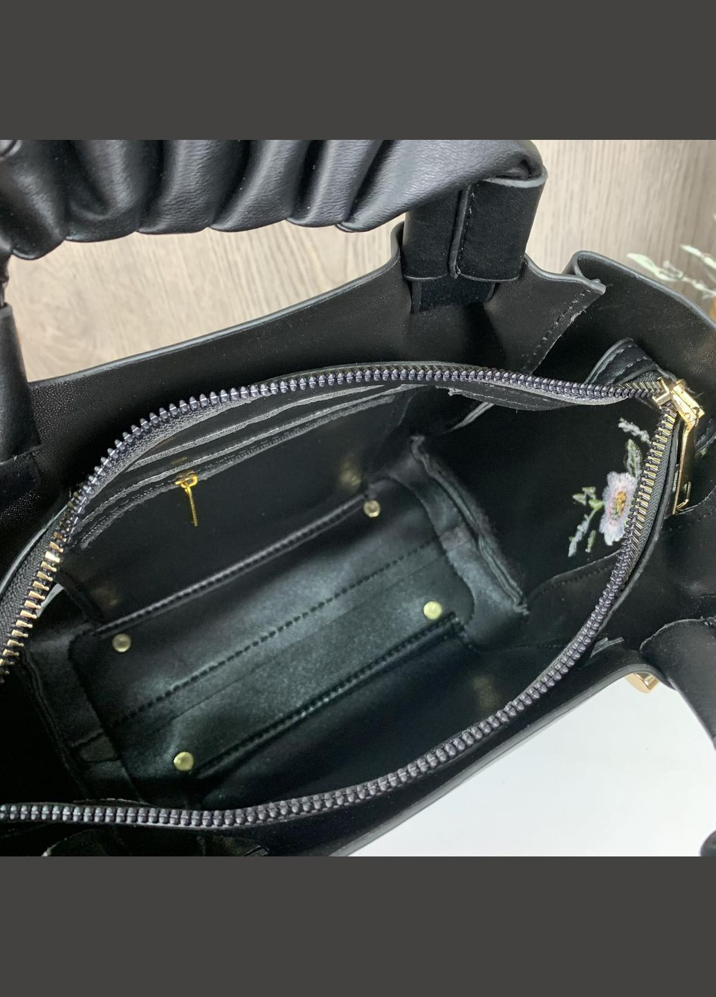 Жіноча сумка з вишивкою сумочка з квіточками еко шкіра чорна OEM (322284093)