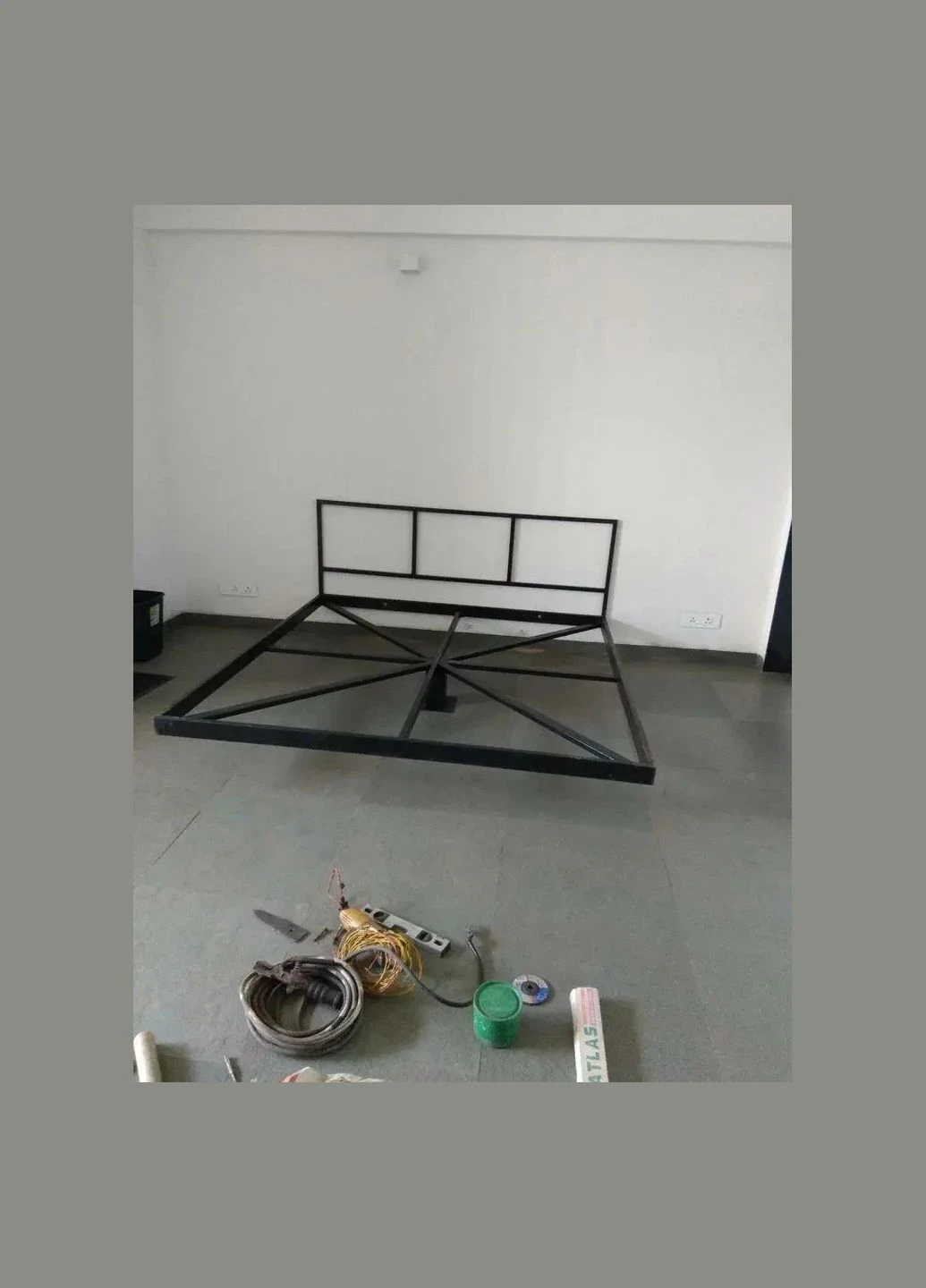Кровать парит над полом No Brand (336379739)