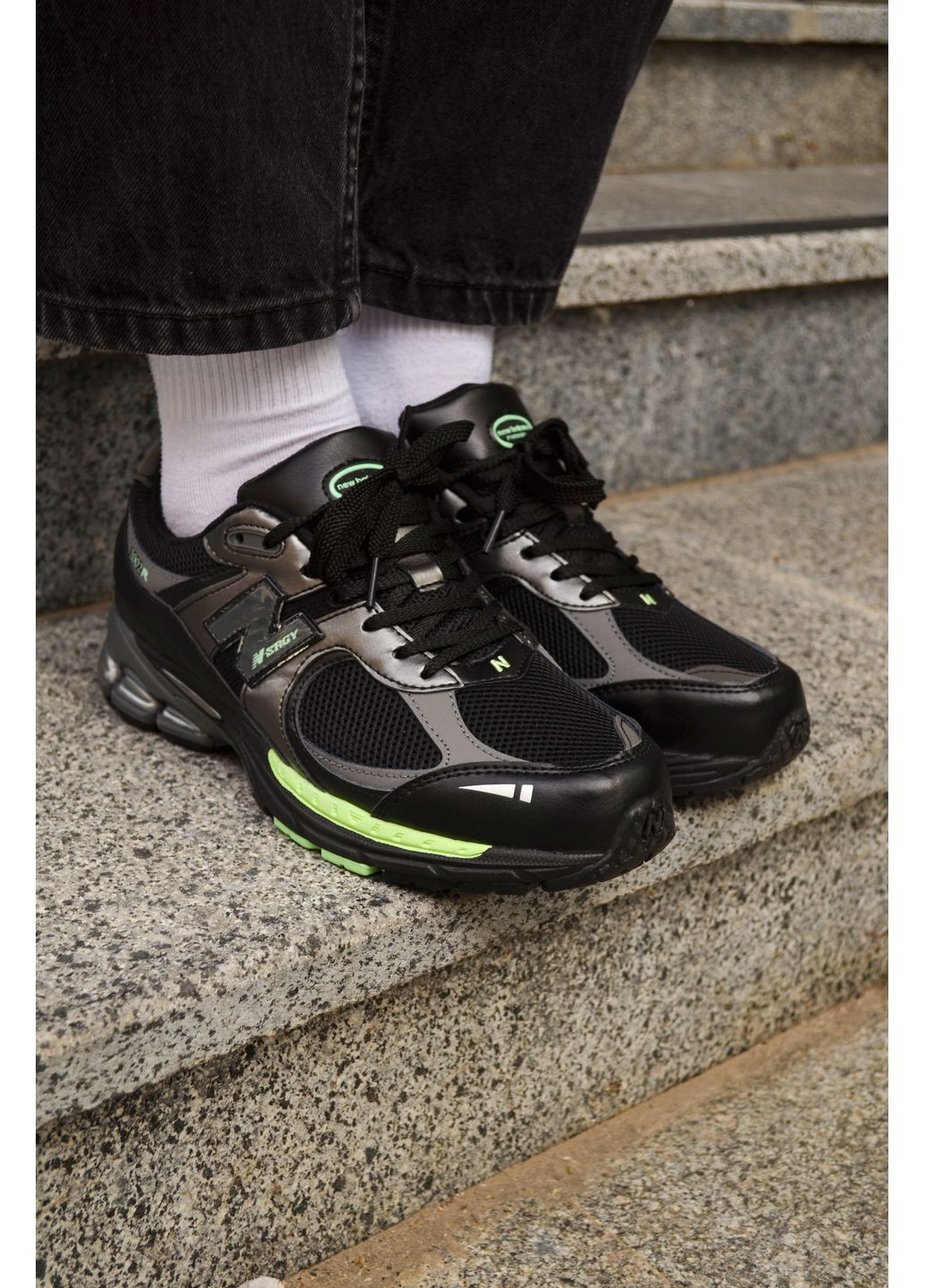 Серые демисезонные кроссовки мужские new balance 2002 black green нью беланс 2002 No Brand