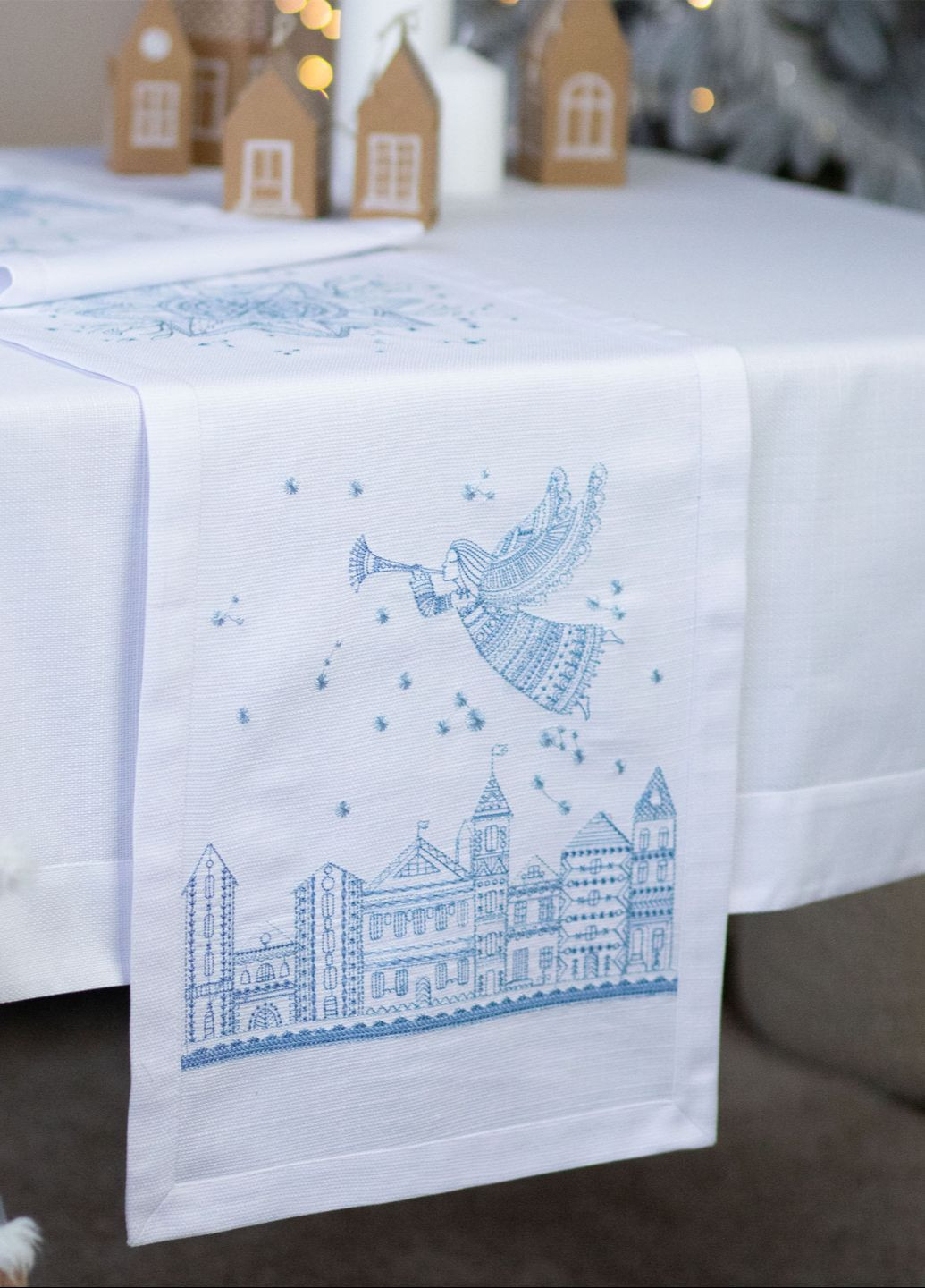 Різдвяна доріжка "Ангел над містом" 369-24/00 Edelvika (313612559)