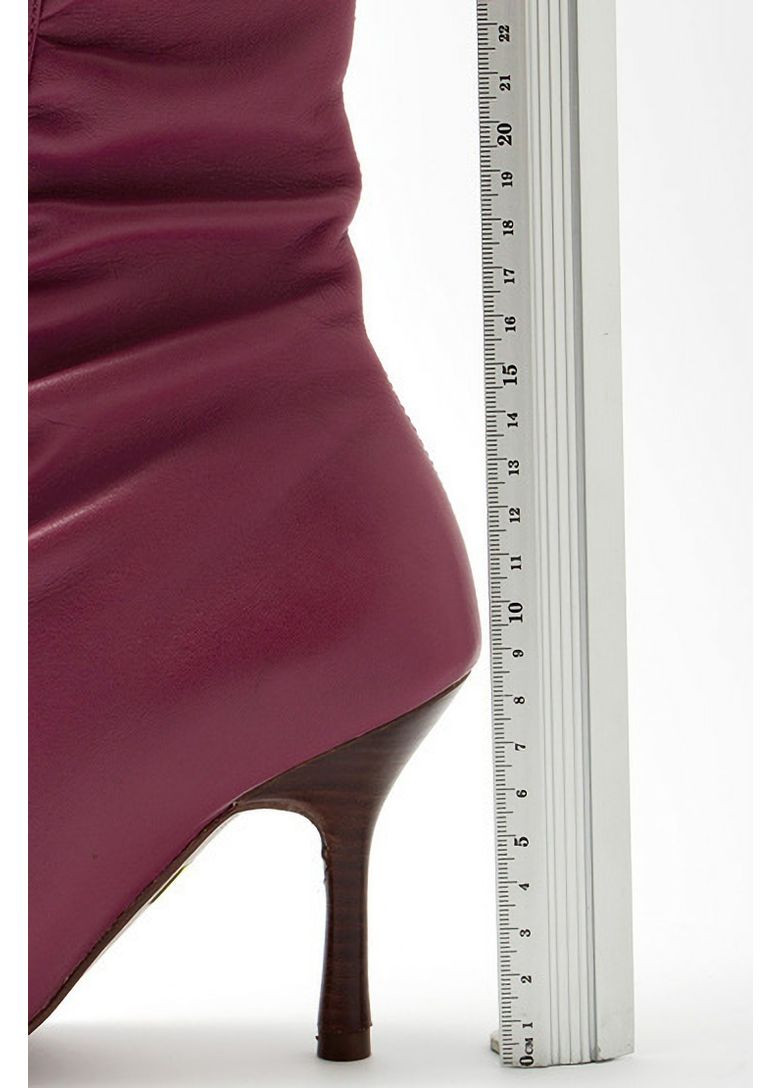 Осенние женские демисезонные кожаные сапоги фуксия Arezzo