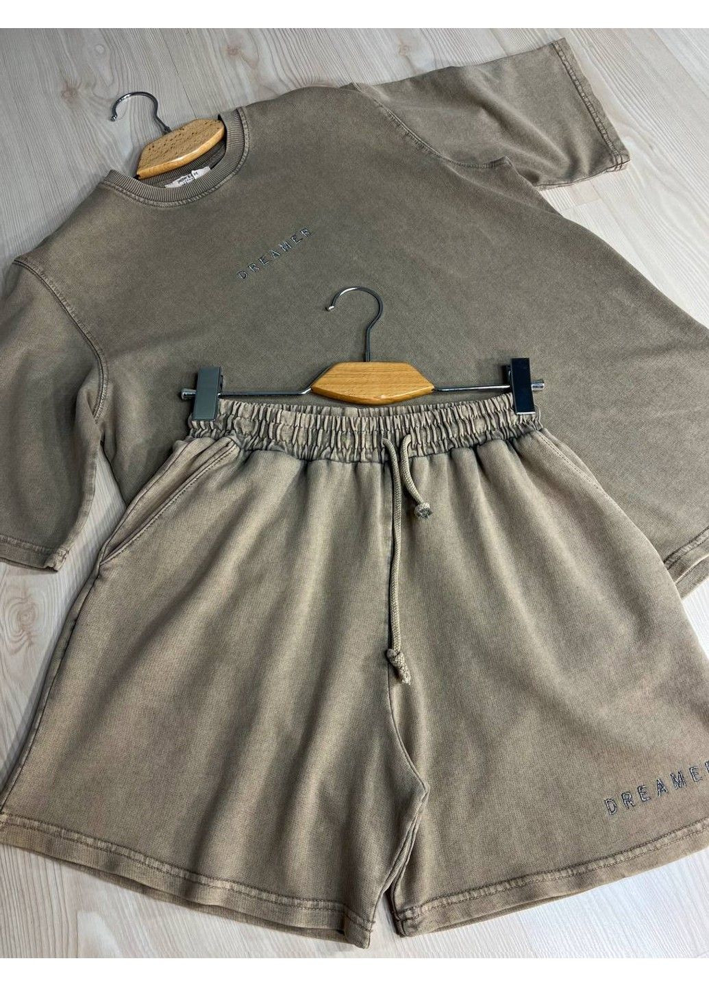 Костюм жіночий 25-02 варений тай-дай футболка та шорти з вишивкою бежевий Pepper&Mint (334098203)