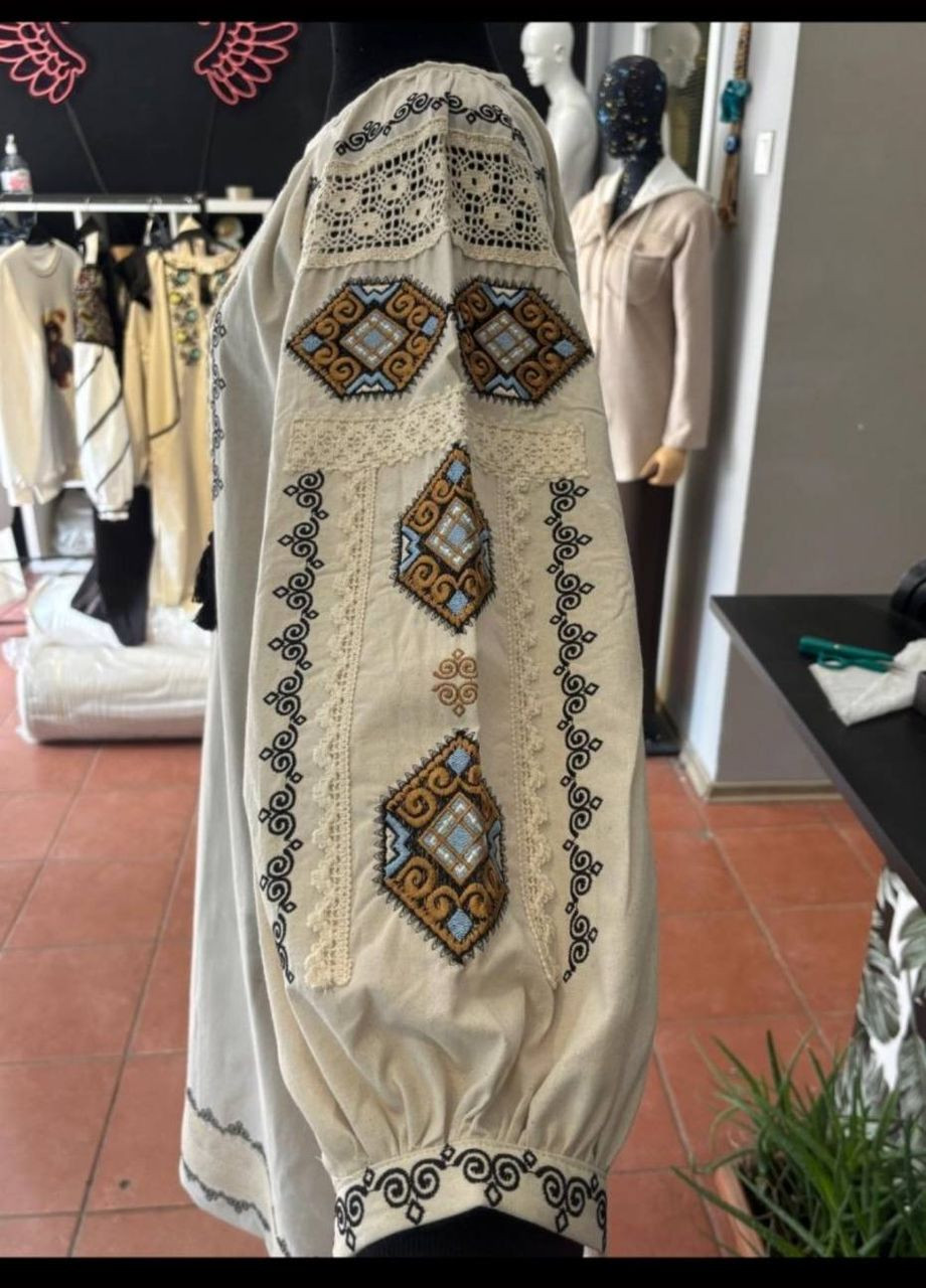 Бежевый зимний женское вышитое платье мила ESQ 7066