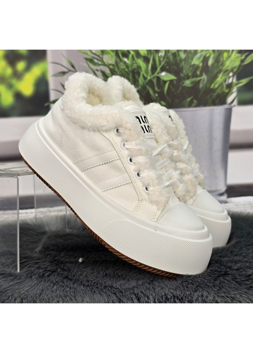 Зимние кроссовки женские зимние на меху белые на шнуровке Navigator из искусственной замши