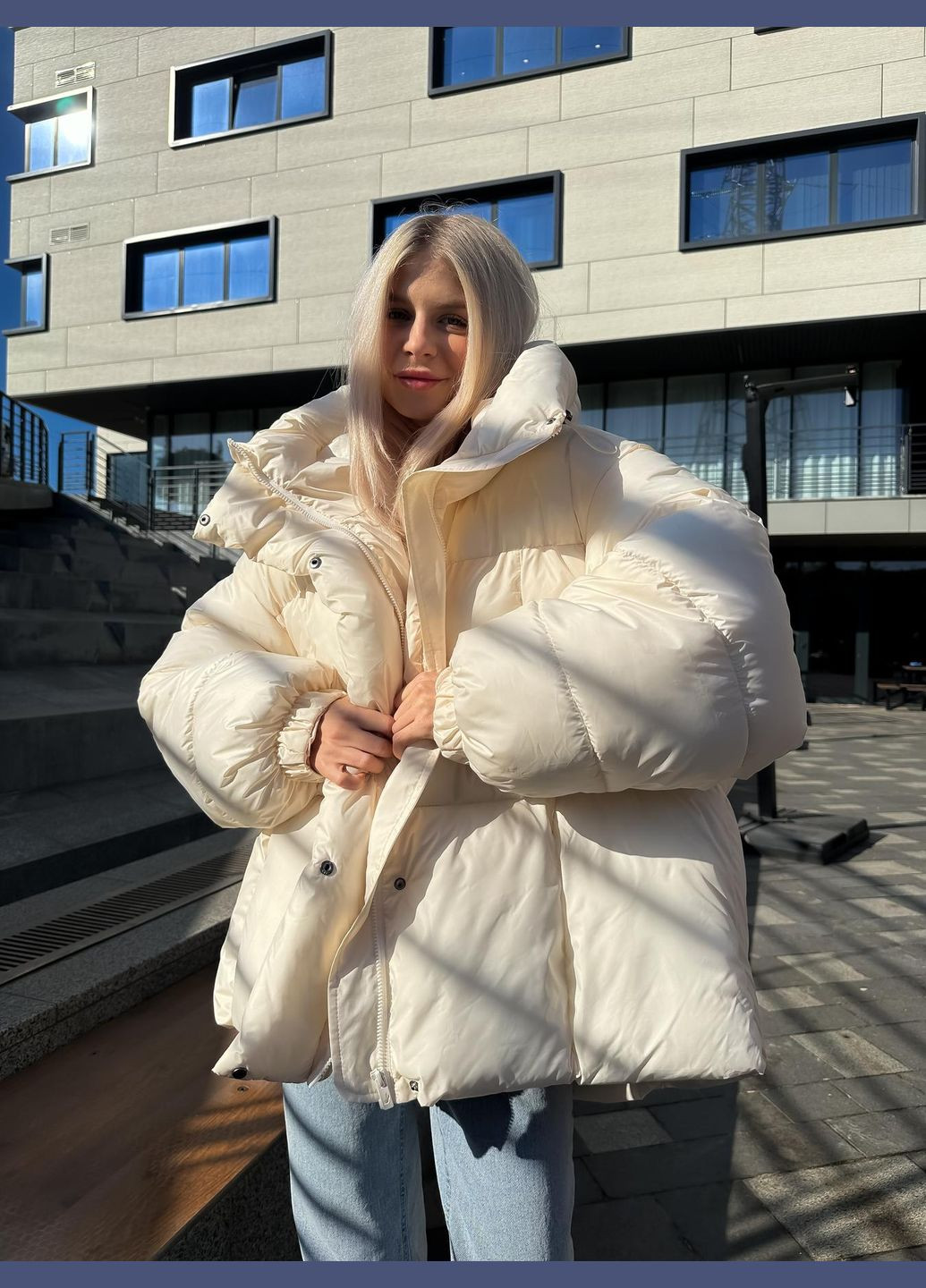 Молочна стильний пуховик Vakko