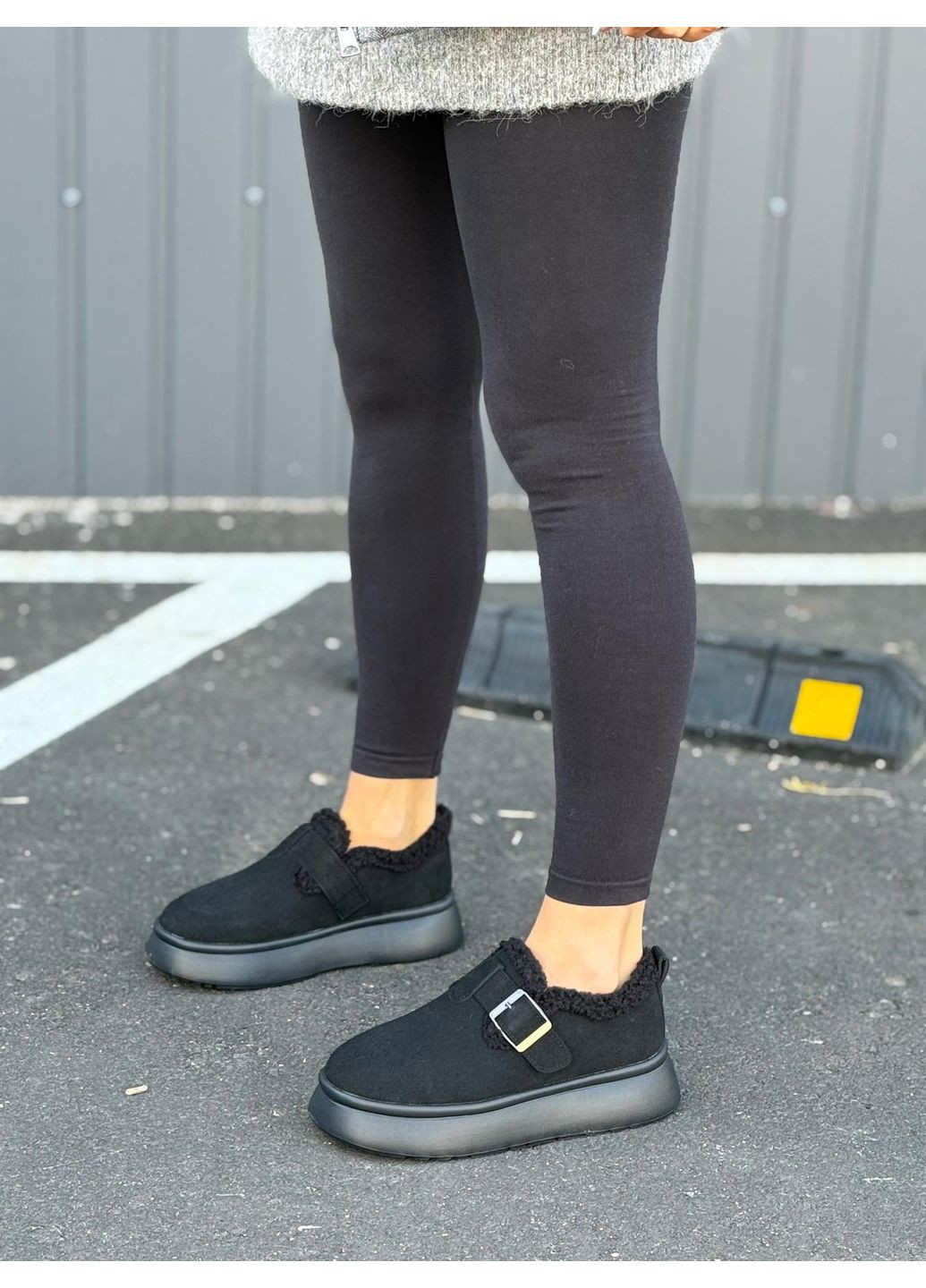 Женские черные зимние низкие угги натуральная замша на меху высокая подошва автоледи лоферы No Brand (372128308)