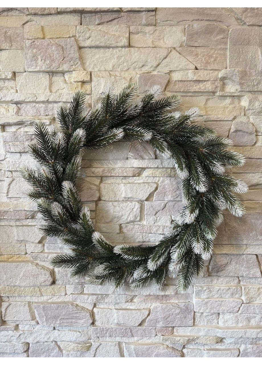 Новогодний венок с белым кончиком №3 47 см Зелено-белый венок на дверь Искусственный новогодний венок Пластмакс (372837823)