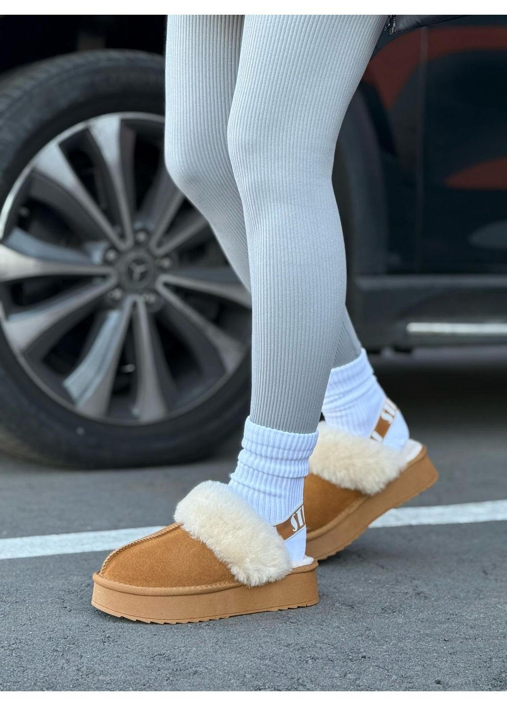 Жіночі капці уггі теплі сліпони на хутрі рижі натуральна замша натуральне хутро висока підошва No Brand (364315579)