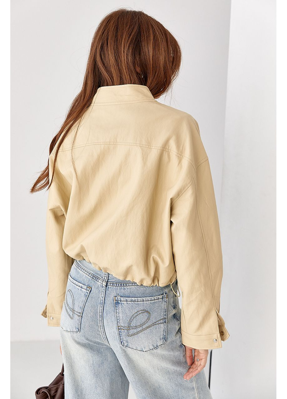 Кремовая демисезонная укороченная куртка-бомбер из мягкой экокожи Lurex