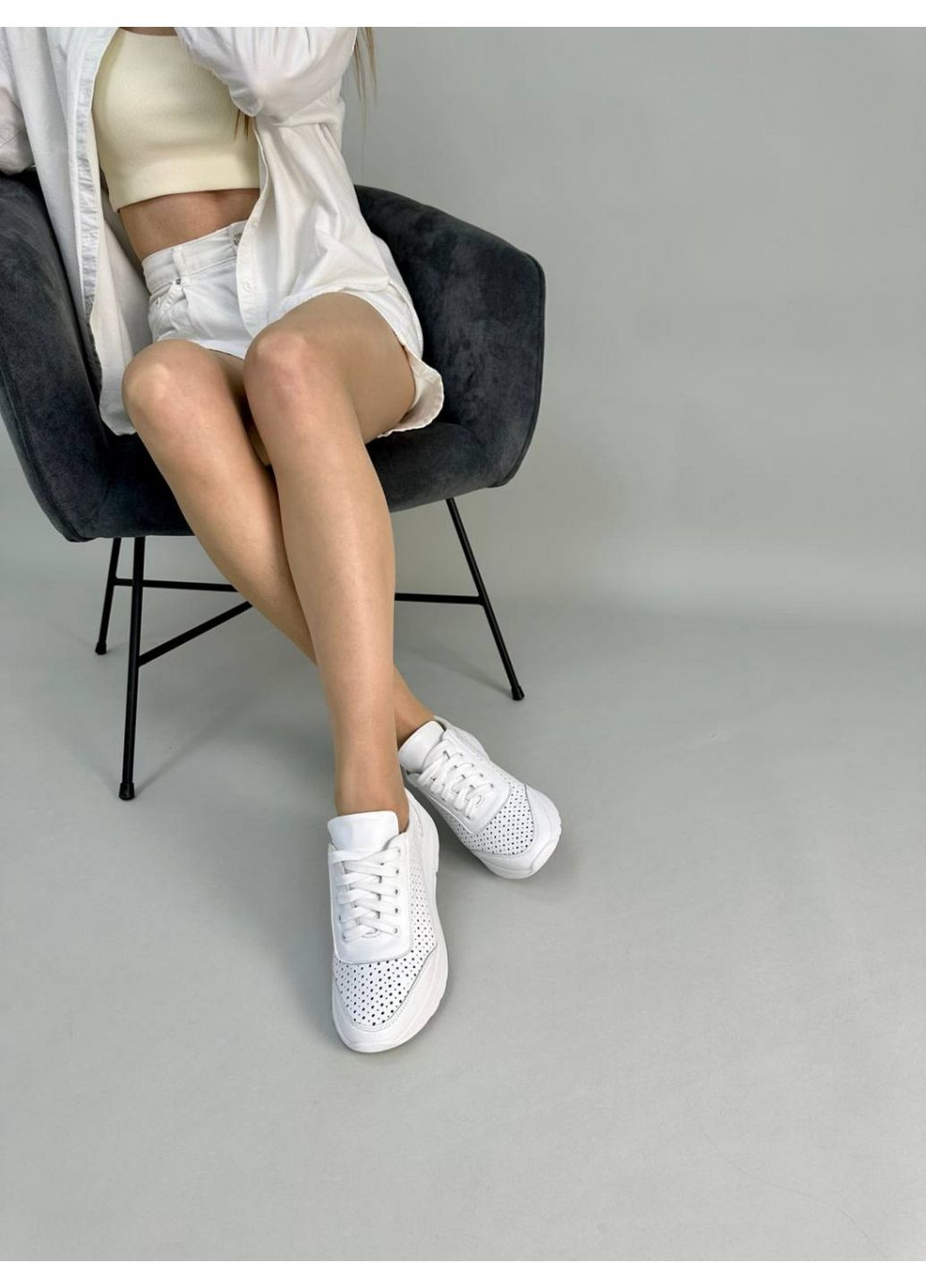 Білі всесезонні шкіряні жіночі кросівки VZUTIK