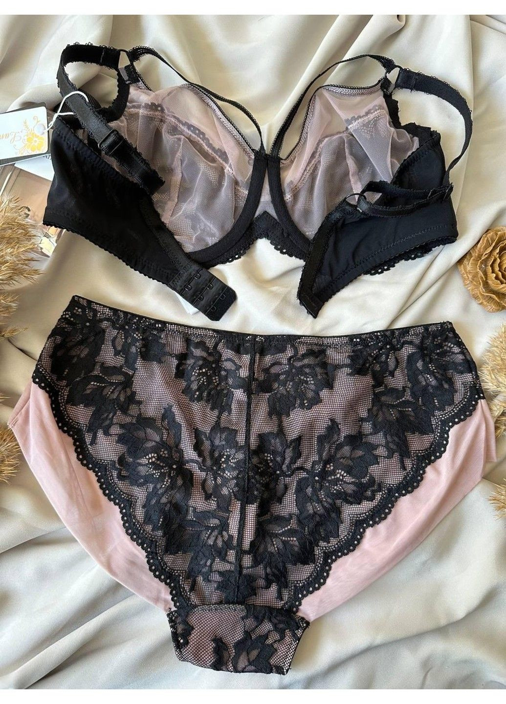 Чорний жіноча нижня білизна з мереживом та портупеєю комплект на чашку d Lanny Mode