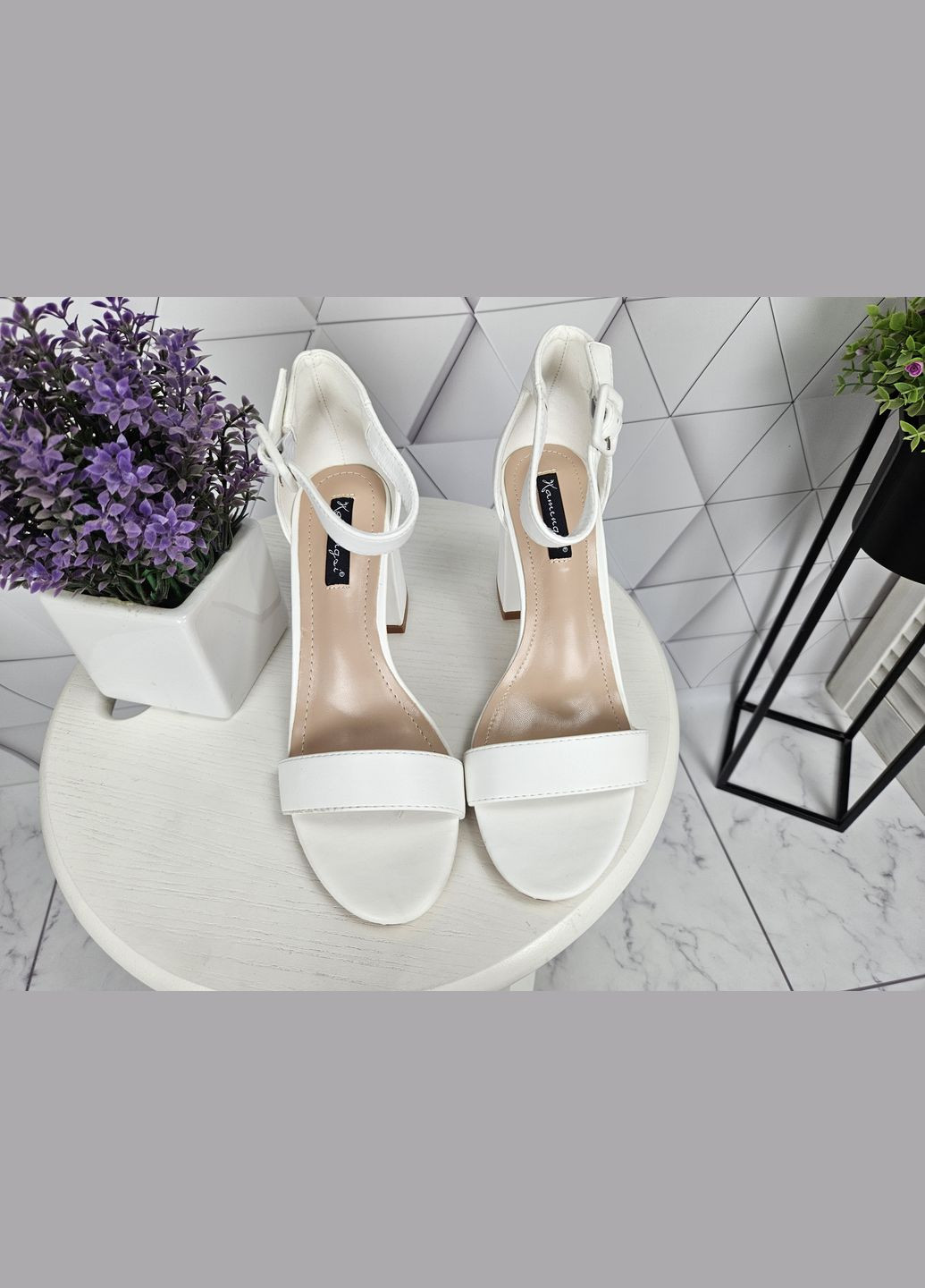 Белые босоножки на высоком устойчивом каблуке с ремешком застежкой белые (23,5 см) sp-2963 No Brand