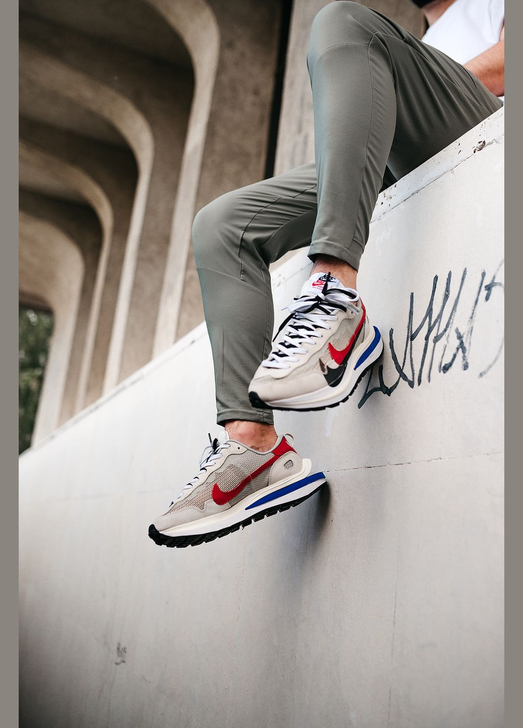 Белые демисезонные кроссовки мужские и женские nike vaporwaffle sport fuschia x sacai white | найк вапорвафл x сакаи белые No Brand