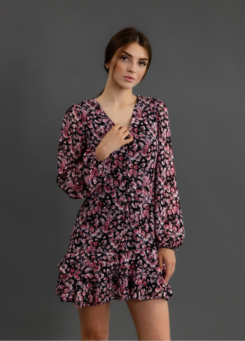 Черное платье шифон мини с розовыми цветами воланами на черном. Bessa