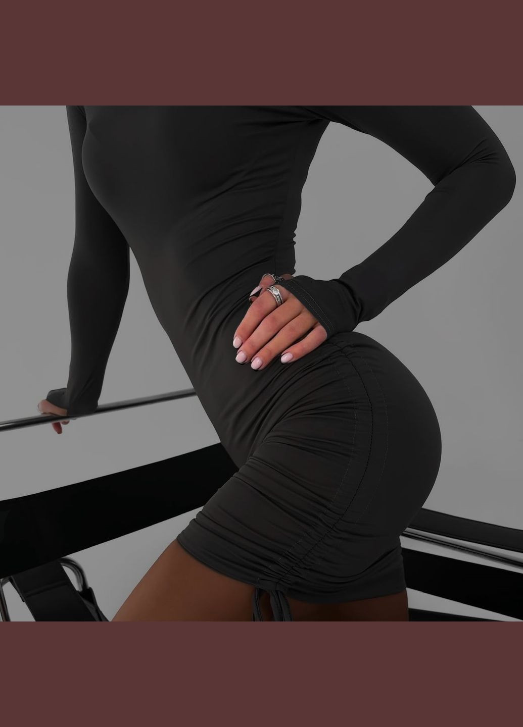 Черное платье с затяжками по бокам Nositi