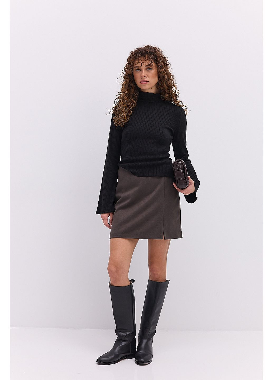 Жіночий лонгслів в рубчик коричневий з коміром-стійкою Arjen (364967633)