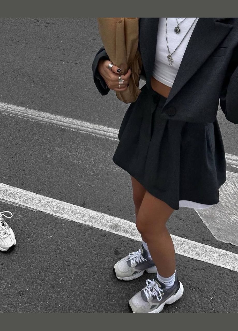 Женский черный трендовый костюм с укороченным пиджаком и юбкой тенниской с белыми вставками No Brand костюм (293337340)