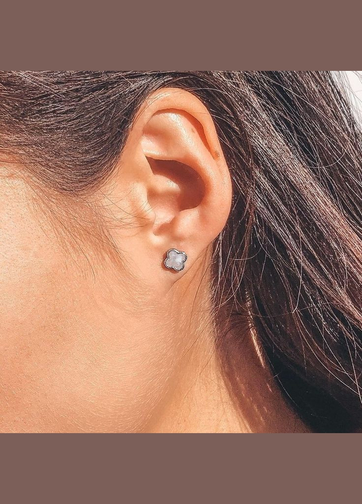 Серебряные серьги гвоздики на фиксаторах Цветок с Перламутром серебро 925 пробы Родированное с2п/1469 No Brand (306741373)