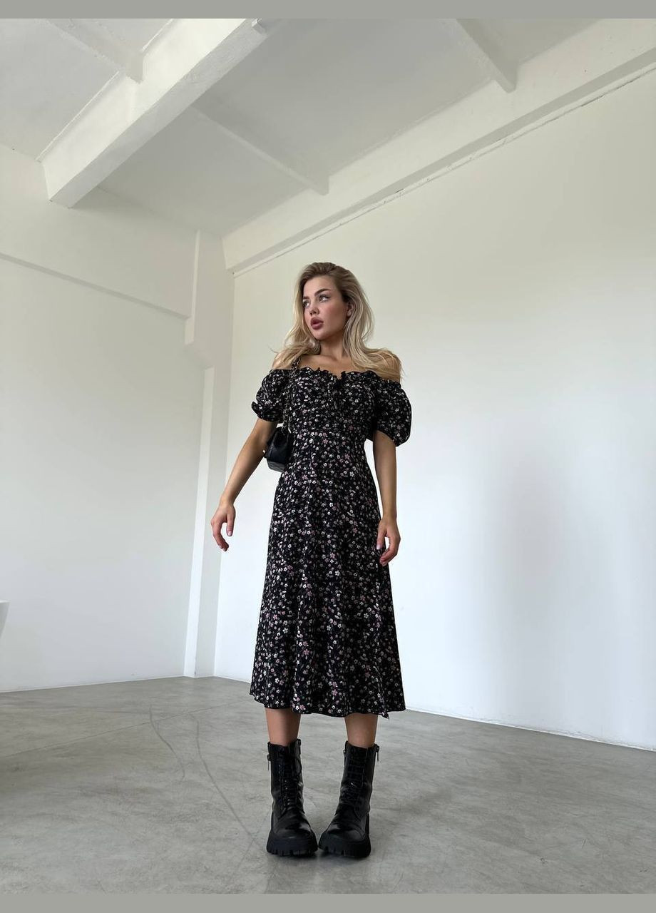 Чорна ніжна літня сукня із софту в квітковому принті, легка приємна до тіла довга сукня з коротким рукавом та відкритим декольте No Brand