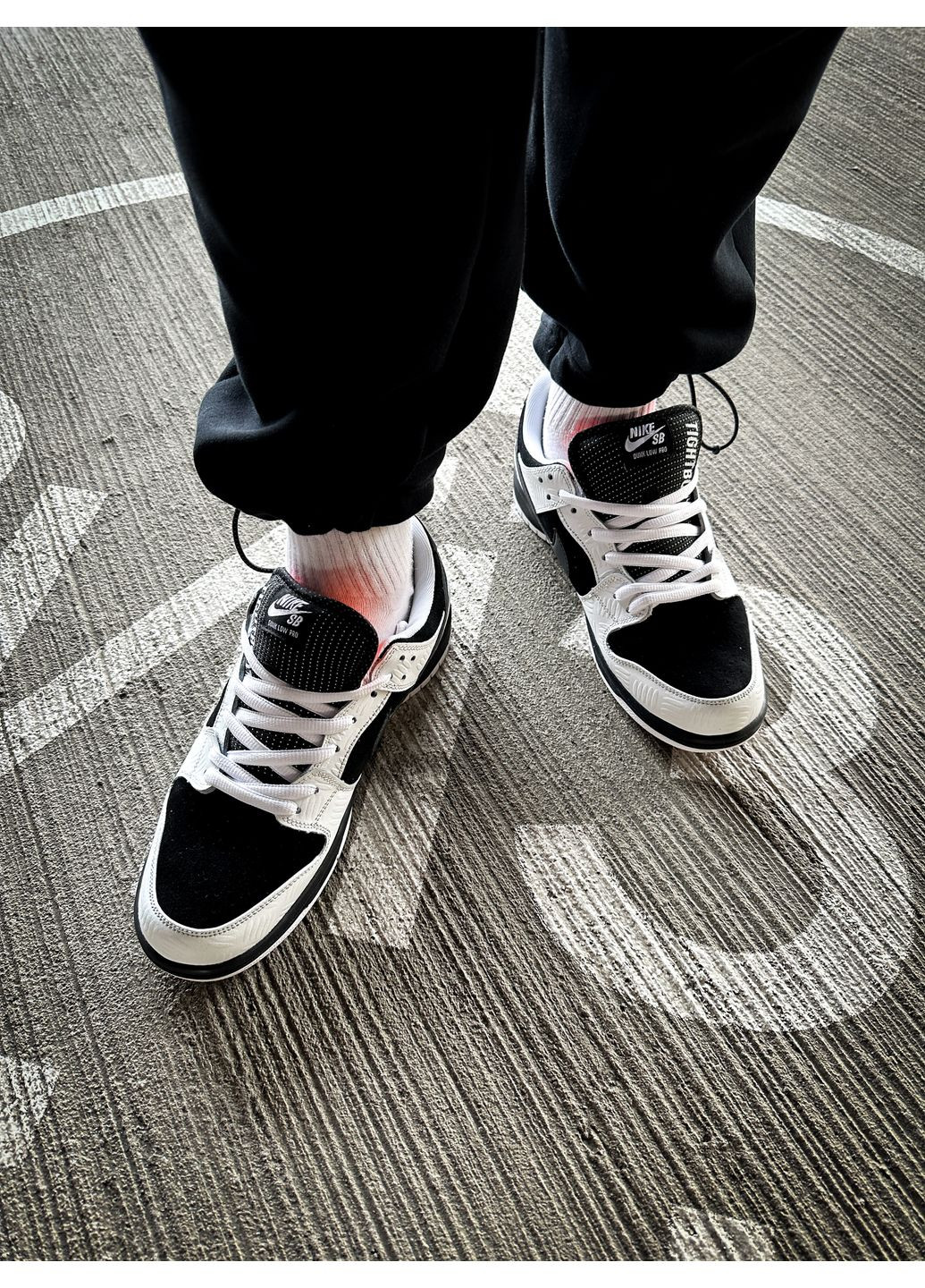 Черно-белые демисезонные кроссовки мужские nike sb dunk low x tightbooth black white | найк сб данк низкие черно-белые No Brand