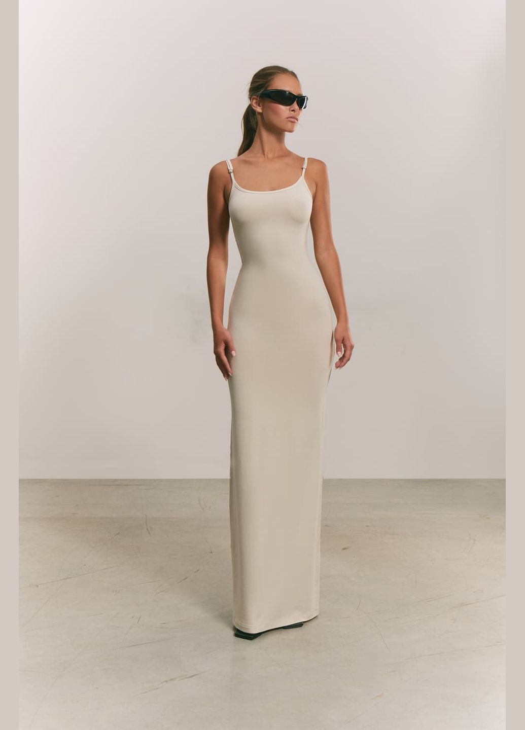 Светло-бежевое платье приталенное макси l base серый 621 Papaya