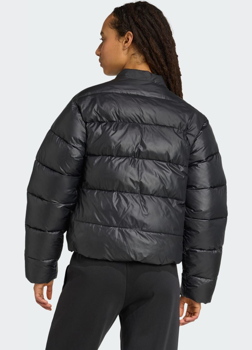 Чорна демісезонна куртка essentials climawarm synthetic down puffer adidas