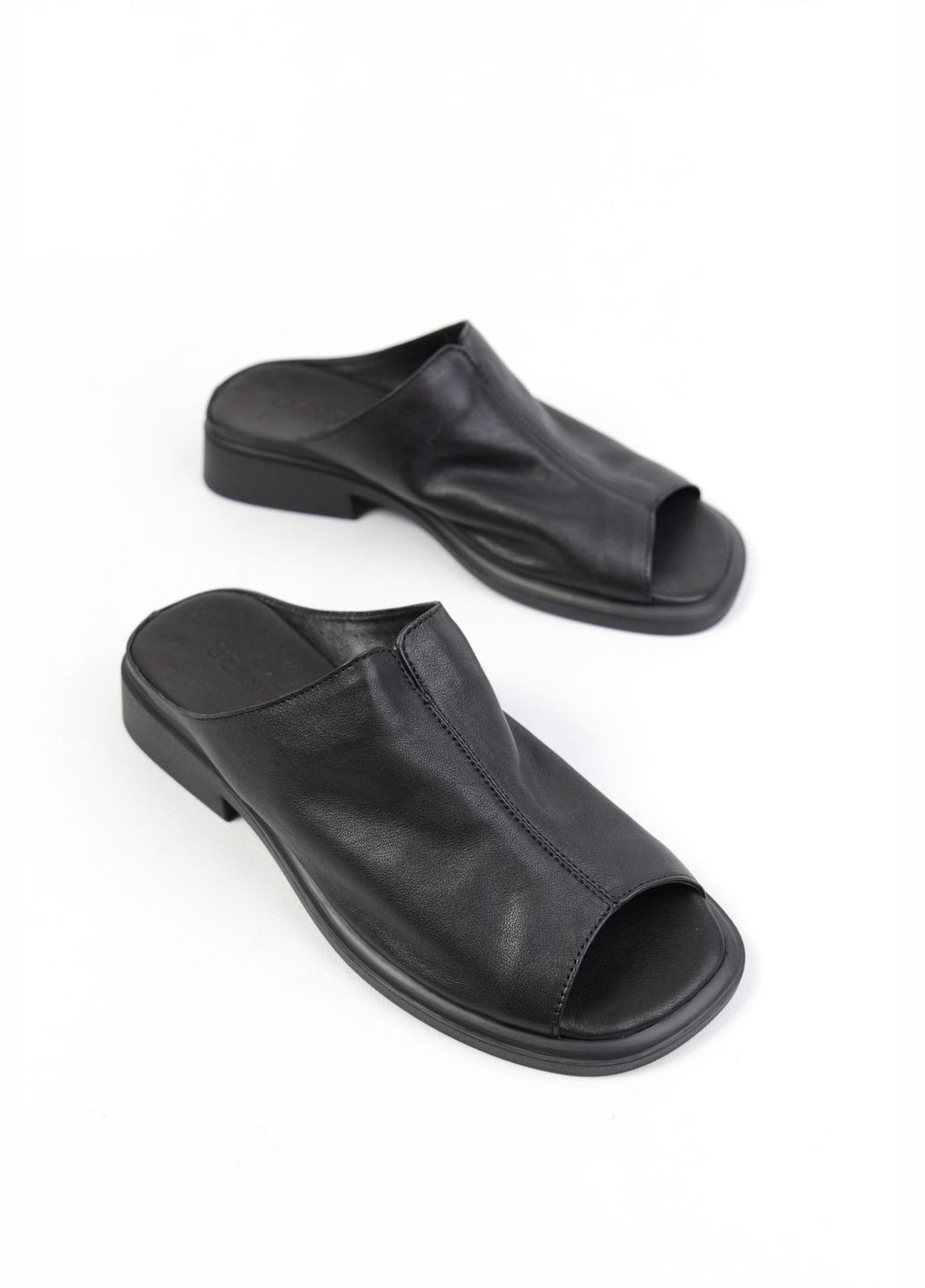 Черные шлепанци Benito