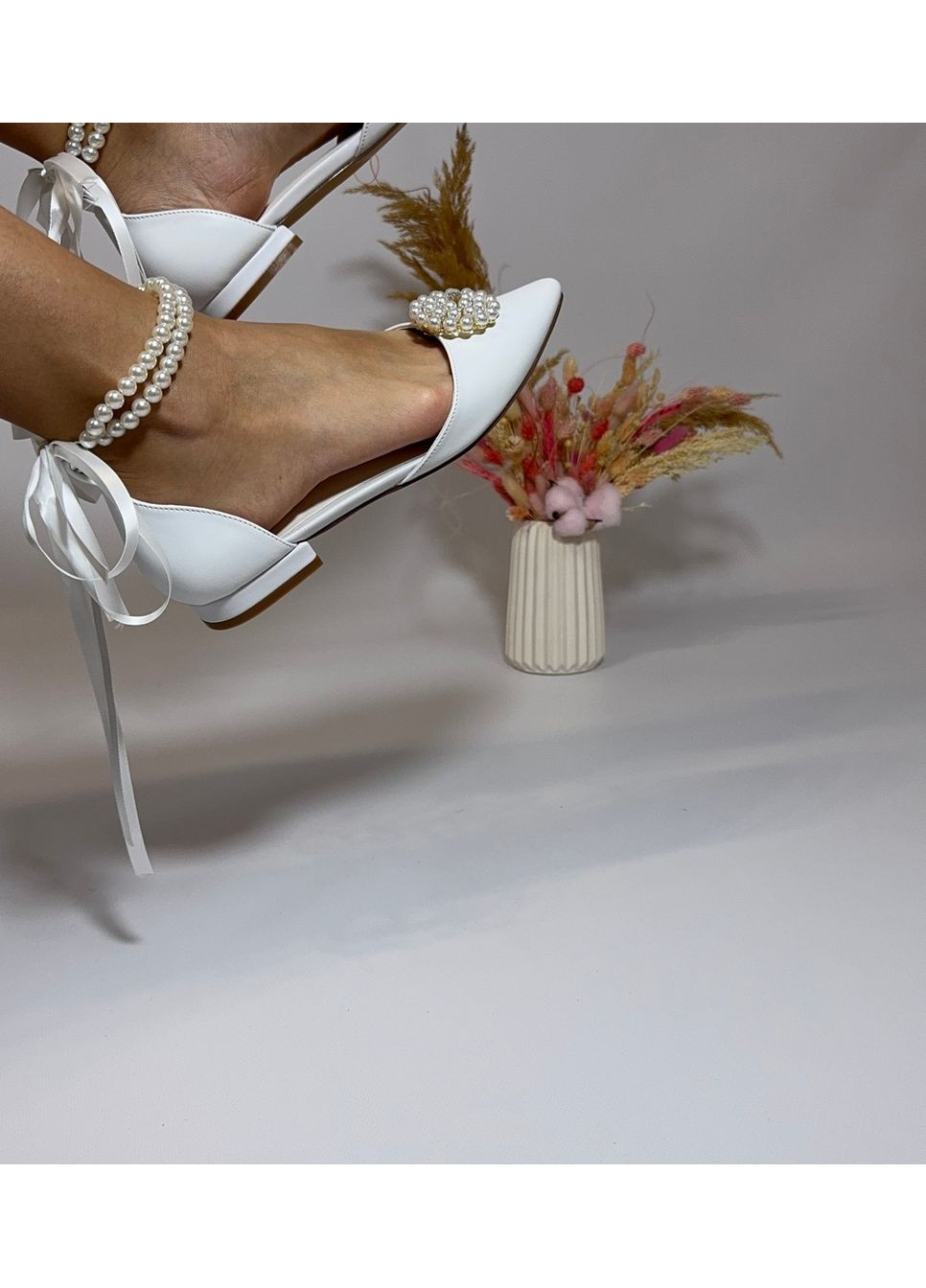 Жіночі жіночі балетки весільні шкіряні з ремінцем з перлами та брошкою перли (знімається) - б-0003-6 | білі однотонні брошка штучна шкіра (356117130)
