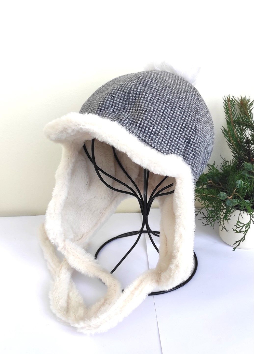 Женская Зимняя Шапка-Ушанка с Козырьком и Помпоном, Подклад Супер Мягкий Искусственный Мех Черно-серая No Brand Жіноча Зимова Шапка-Вушанка (361075563)