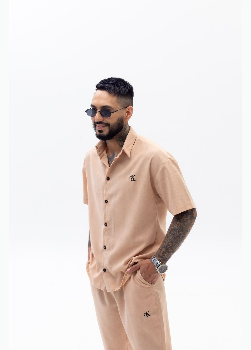 Бежевый летний льняный кэжуал костюм из лого ск с рубашкой, брючный Vakko