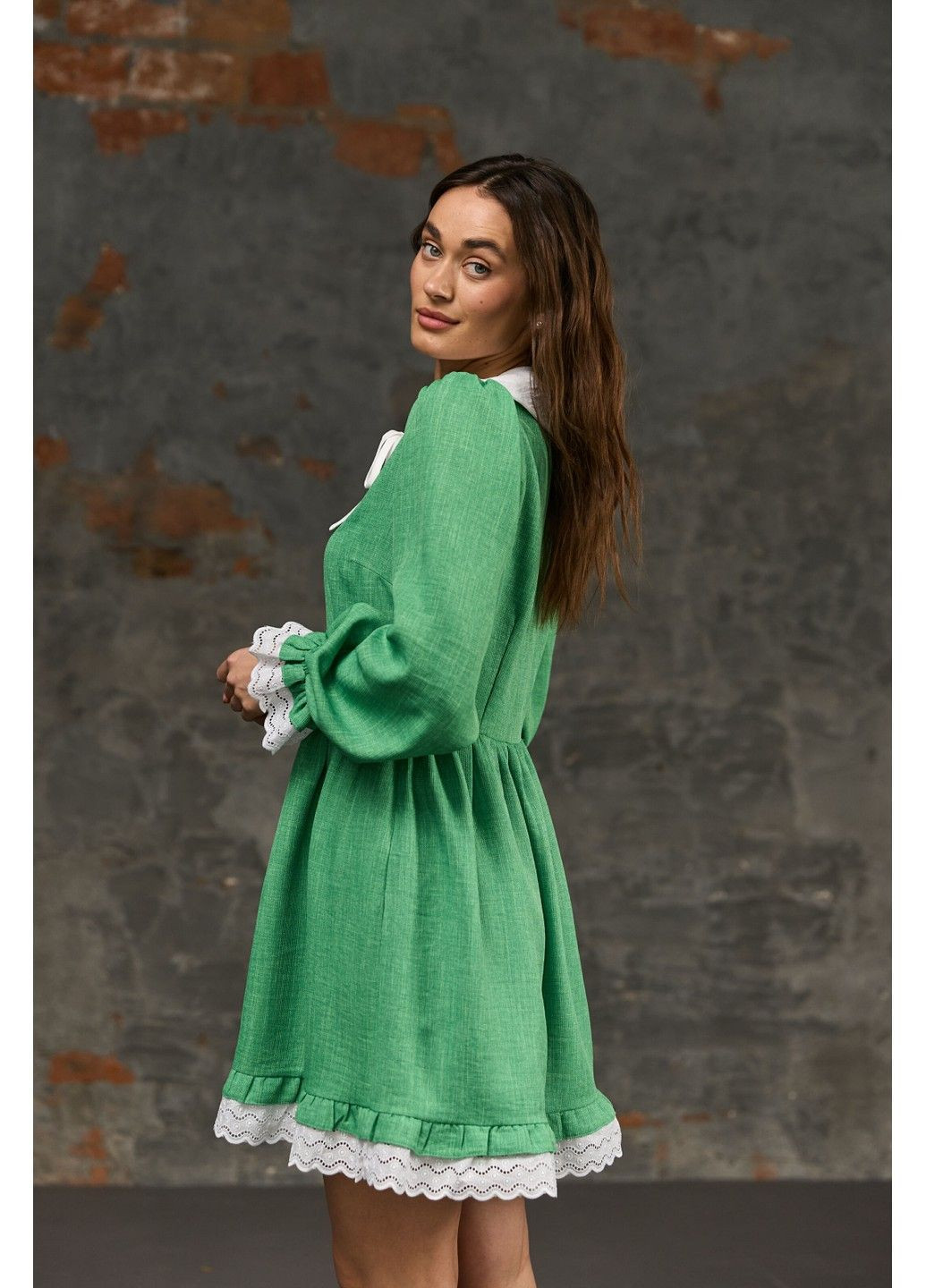Зеленое платье с кружевом и воротничком зеленое Bessa