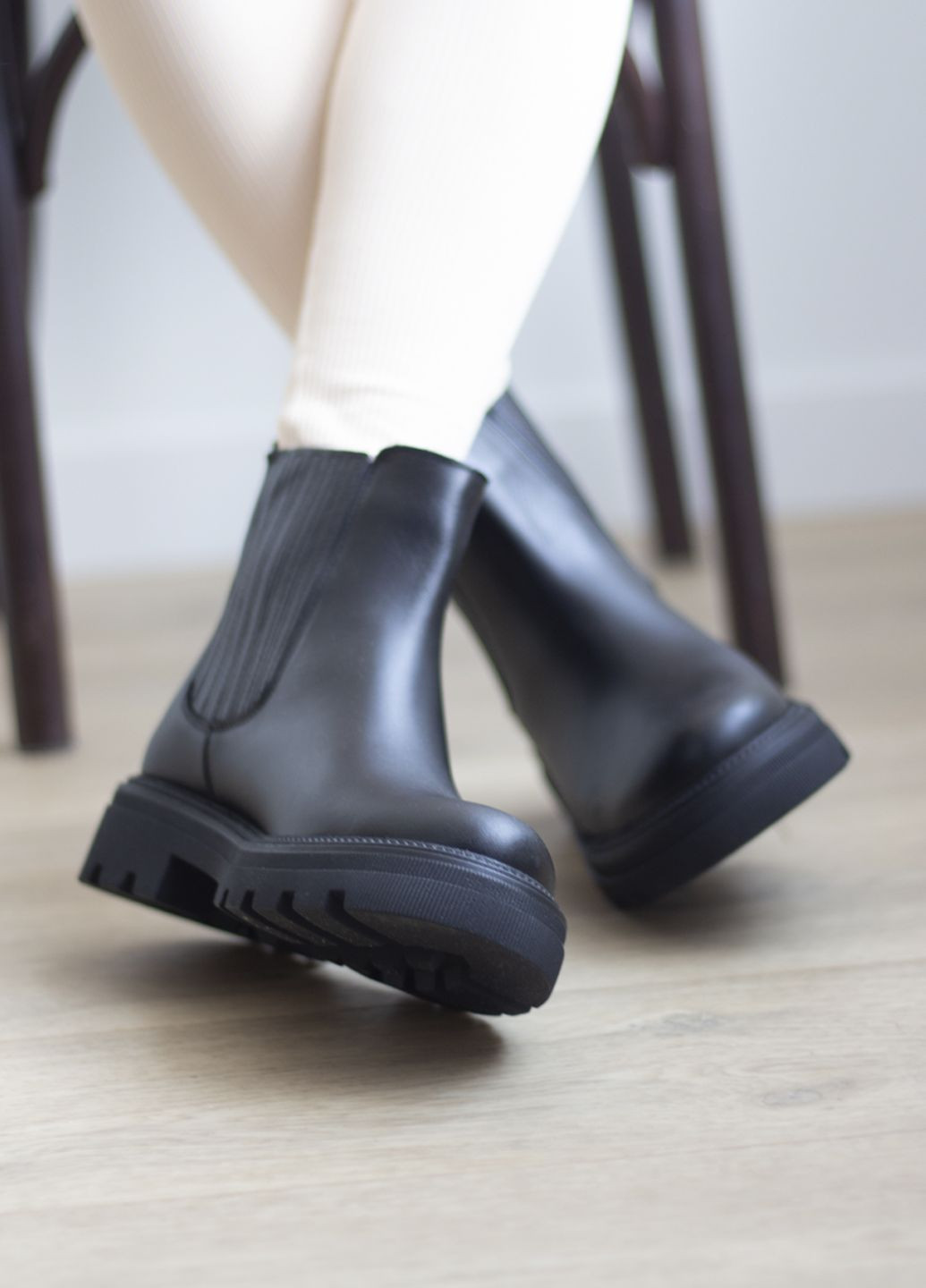 Черные осенние женские осенние ботиночки на резинке из натуральной кожи челси No Brand