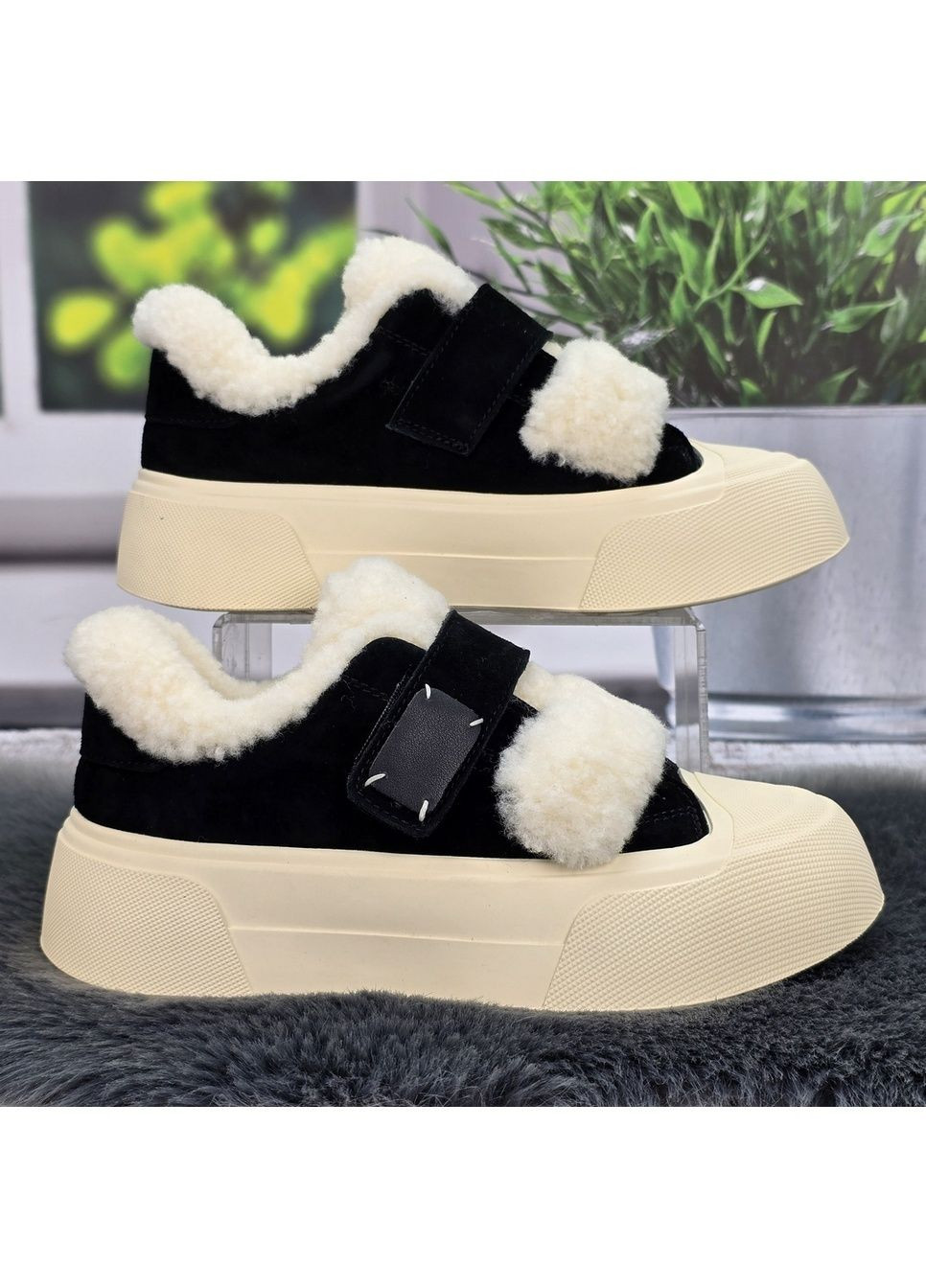 Зимние женские зимние кроссовки черные замшевые на липучках с меховой отделкой утепленные овчиной VIKA из натуральной замши