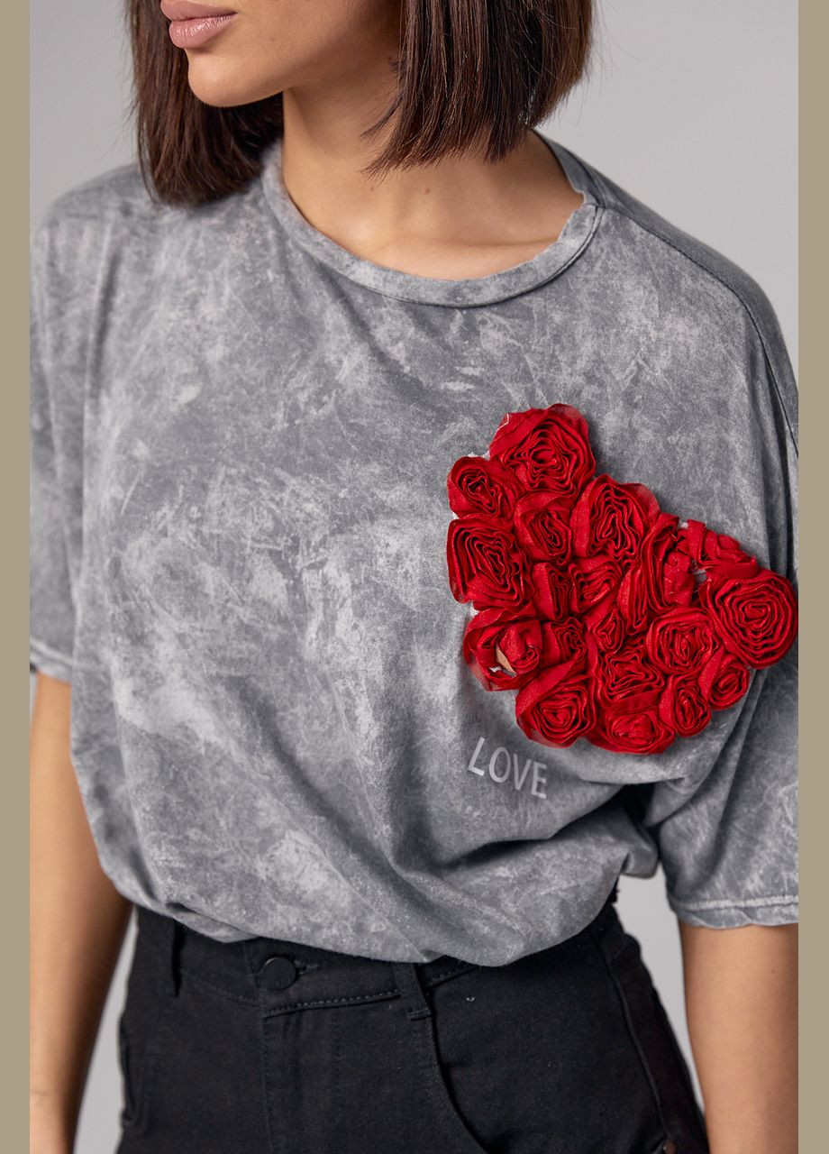 Светло-серая летняя женская футболка тай-дай украшена сердцем из роз - светло-серый Lurex