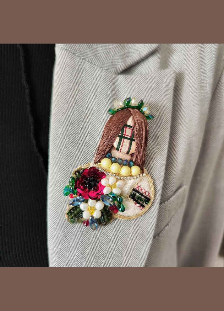 Брошка мотанка берегиня з квіткою ручної роботи з натуральних перлин (BR-19) Ksenija Vitali (296489606)