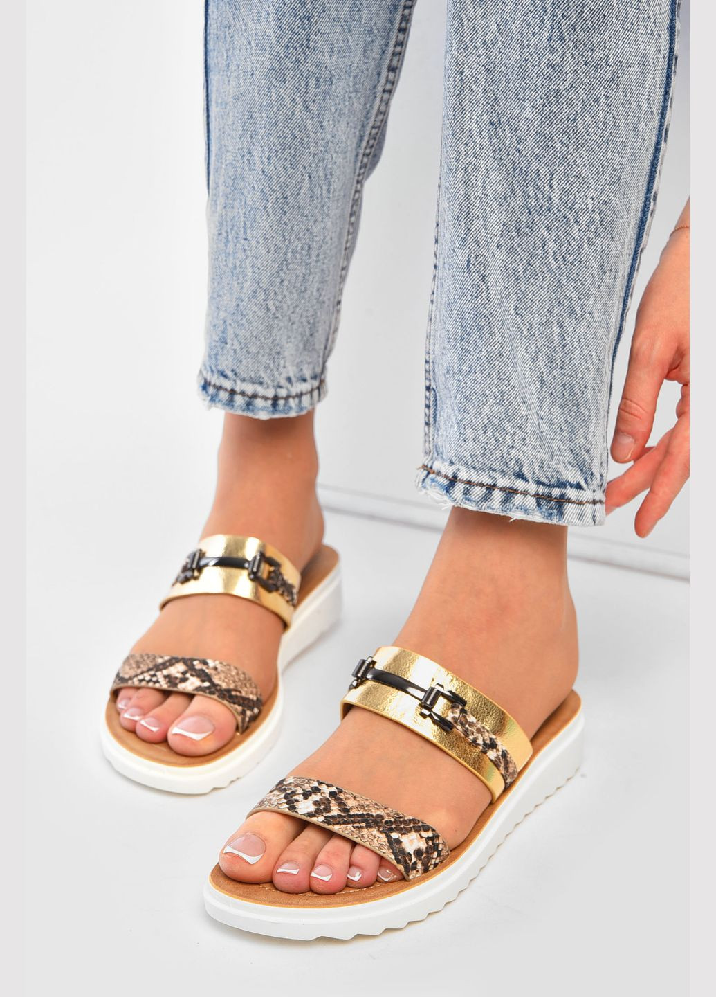 Золотые шлепанцы женские золотистого цвета Let's Shop