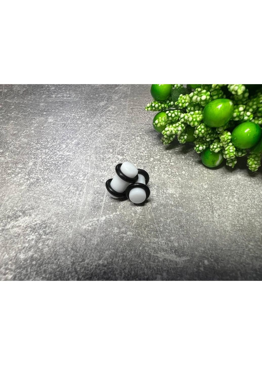 Плаги на 6мм у різних кольорах з акрілу з резиночками Білий No Brand (372599822)