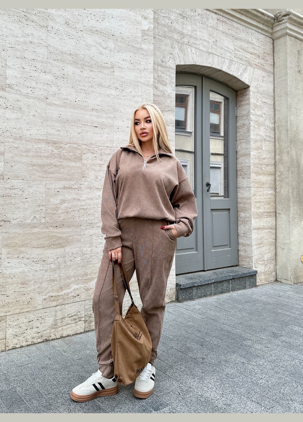 Стильний і комфортний костюм із мікровельвету InFashion Костюм (316029168)