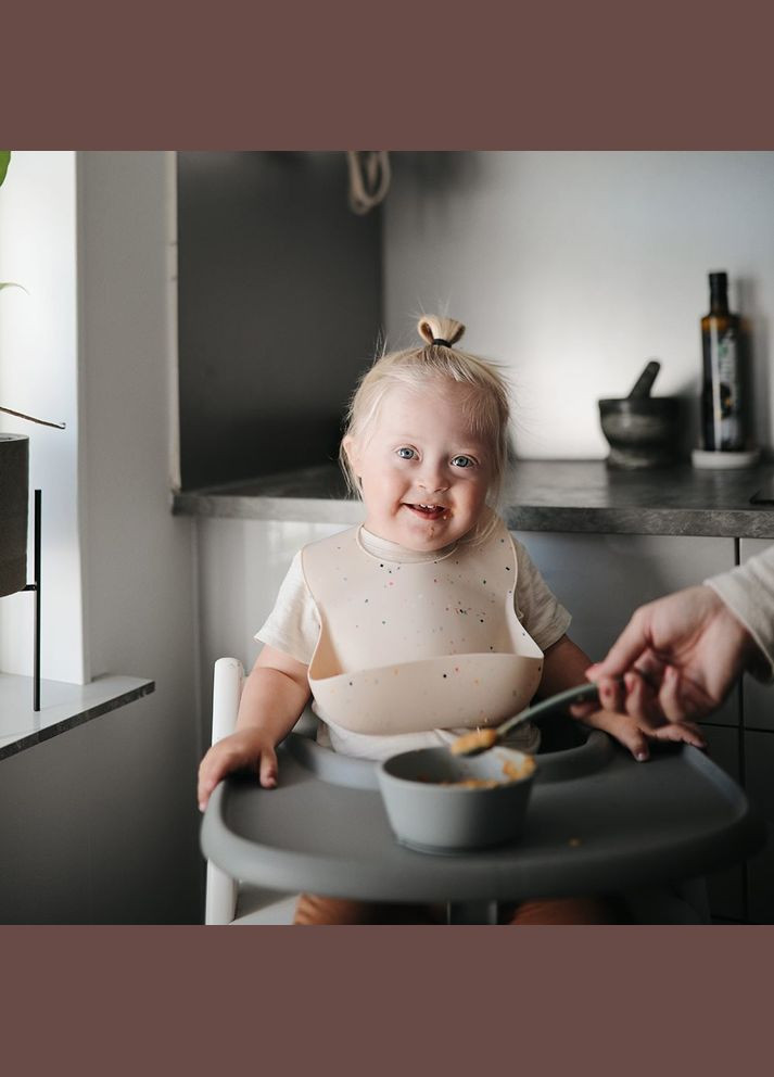 Силіконова глибока тарілка Cloudy Mauve з присоскою кремова (6d5d65-59109855303456) Mushie (323651740)