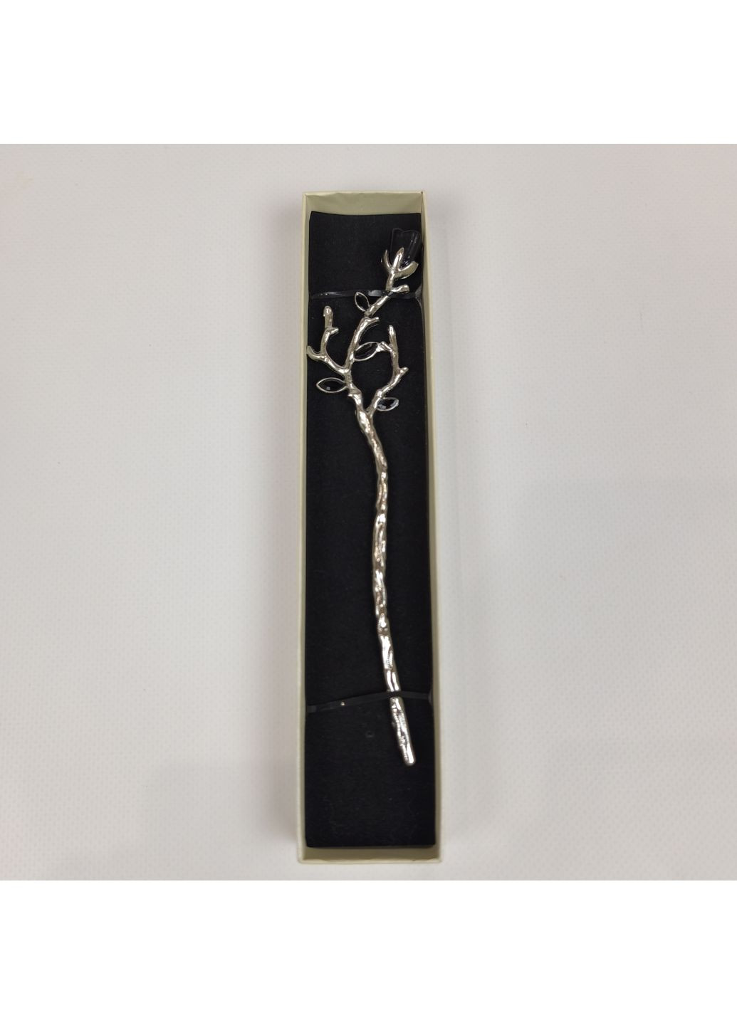 Паличка-шпилька металева китайська для волосся з чорною трояндою в подарунковій коробочці, срібляста No Brand (352474438)