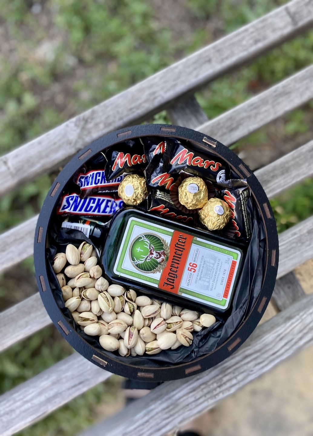 Їстівний подарунковий бокс для чоловіка батончики Mars та Snickers цукерки Ferrero Rocher фісташки розмір 27 см L Ohmybuket (343051907)