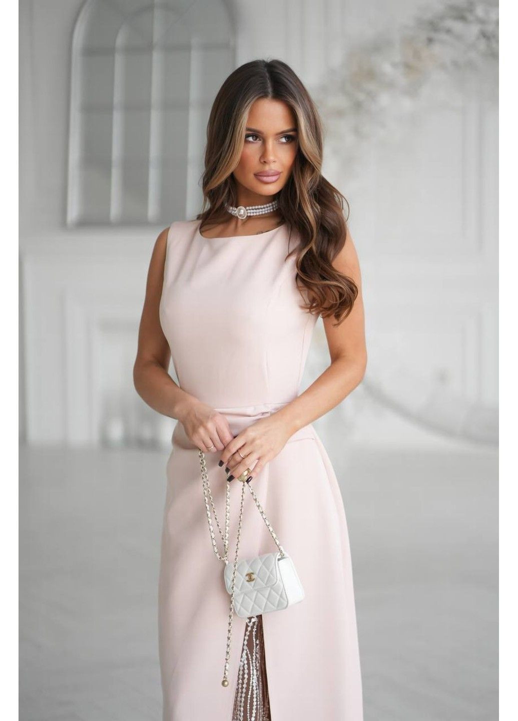 Бежева довга елегантна сукня з розкішною мереживною вставкою на нозі No Brand